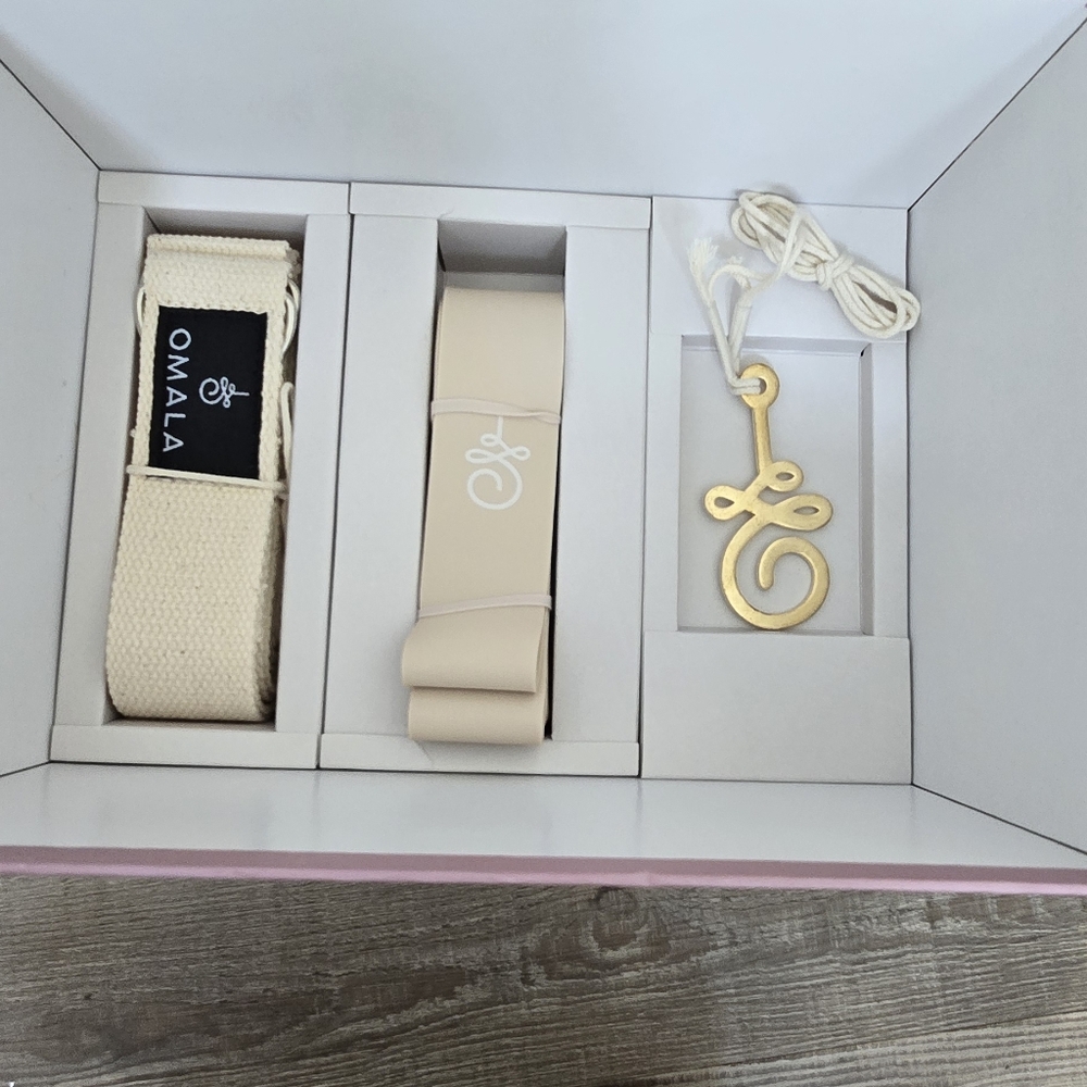 Reverb Omala yoga block and band set. new in box.